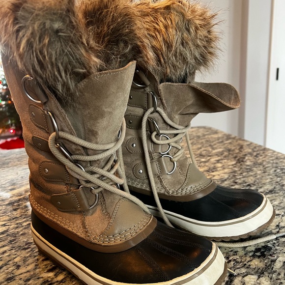 Sorel Women's Joan of Arctic Brown and Black Winter Boots - Picture 2 of 5